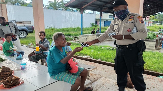 Polsek Muara Tami dan Polsek Arso Bagi Masker Kepada Warga