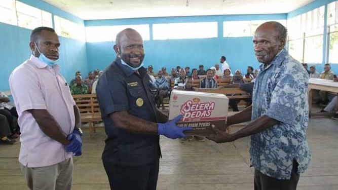 Bupati Mamberamo Tengah Salurkan Bantuan Ke 14 Klasis GIDI