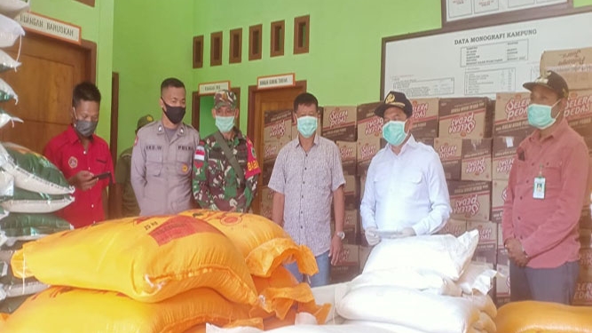 Bupati Keerom Bagikan Sembako dan Masker di Tiga Kampung