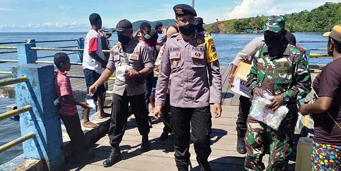 Kapolres Yapen Kunjungi Polsek Yabar dan Bagikan Masker