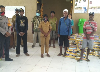 Bhabinkamtibmas Unurumguay Bagikan Sembako ke Warga