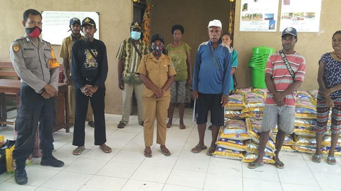 Bhabinkamtibmas Unurumguay Bagikan Sembako ke Warga