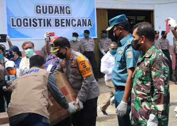 Pemprov Bagikan Sembako Kepada Masyarakat