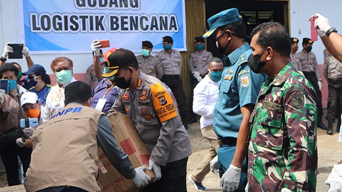 Pemprov Bagikan Sembako Kepada Masyarakat