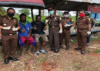 Peduli Sesama Kajari Jayapura Salurkan Sembako