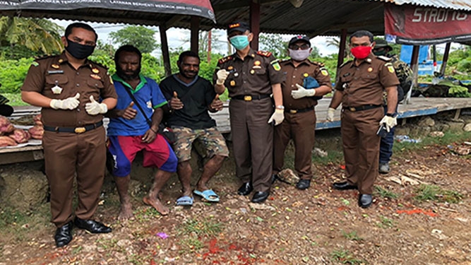 Peduli Sesama Kajari Jayapura Salurkan Sembako