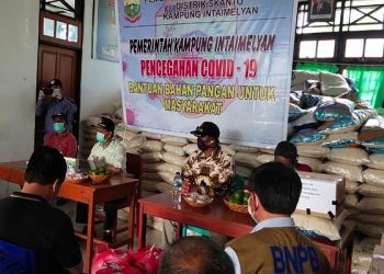 Bupati Keerom Serahkan Bantuan Sembako ke Warga Intaimelyan