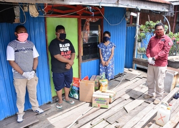 Humas Polda Papua Bagi Sembako Ke Warga Hamadi