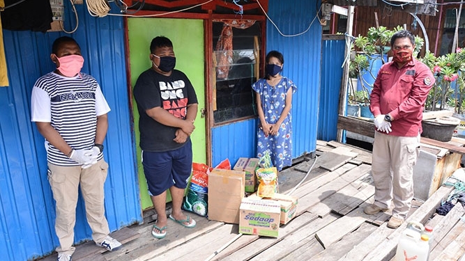 Humas Polda Papua Bagi Sembako Ke Warga Hamadi