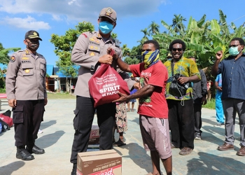 Polda Papua dan Komunitas The Spirit Of Papua Bagi Sembako di Sentani