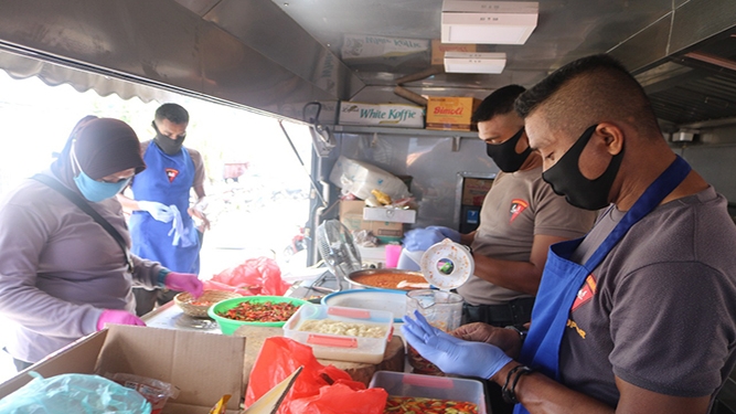 Dapur Lapangan TNI-Polri, Bagi 500 Paket Nasi Kepada Warga