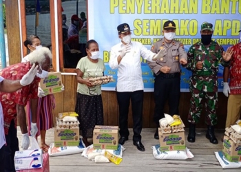 Warga Kayu Batu Terima Sembako Dari Pemkot Jayapura