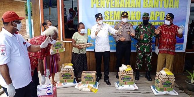 Warga Kayu Batu Terima Sembako Dari Pemkot Jayapura