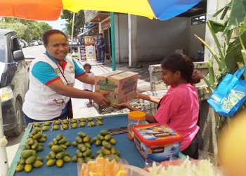 Dinas Pendidikan Bagi Sembako ke Mama Penjual Pinang