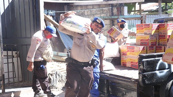Pol Airud Polda Papua Bagi Sembako Ke Masyarakat Hamadi