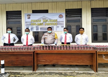 Polres Paniai Musnakan 432 Botol Miras Jenis Vodka