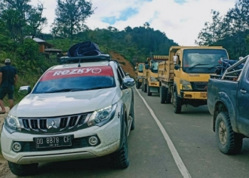 Tim Relawan Covid-19 Palang Jalan Trans Wamena-Elelim