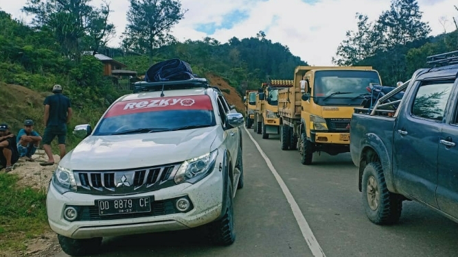 Tim Relawan Covid-19 Palang Jalan Trans Wamena-Elelim