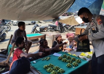 Cegah Covid-19, Polisi Bagi Masker dan Handskun