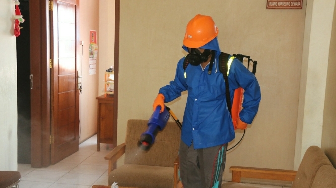 Polda Papua Lakukan Penyemprotan Disinfektan di Sejumlah Tempat