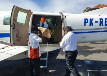 Bupati Paniai Pimpin Distribusi Alkes Enorotali dan Deiyai