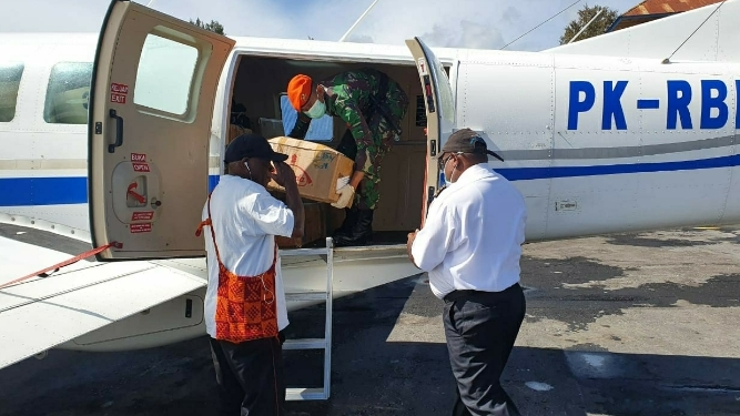 Bupati Paniai Pimpin Distribusi Alkes Enorotali dan Deiyai