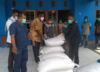 30 Anggota DPRD Salurkan Beras ke Masyarakat Jayawijaya