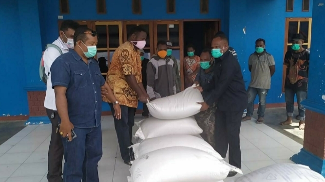 30 Anggota DPRD Salurkan Beras ke Masyarakat Jayawijaya