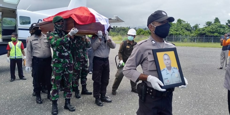 Jenazah Brimob Korban Penganiayaan OTK Tiba di Serui