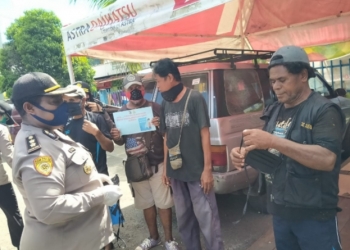 Polwan Polda Papua Bagikan 3000 Masker ke Warga Kota Jayapura
