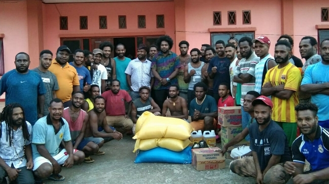 Ketua DPR Tolikara Kunjungi Mahasiswa dan Beri Bantuan