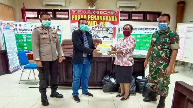 DP3A Serahkan 7.050 Masker Ke Distrik