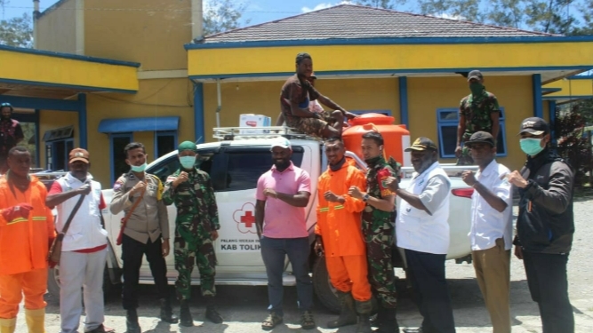 Cegah Covid-19 PMI Tolikara Semprot Disinfektan