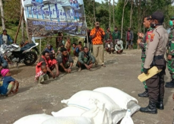 TNI-Polri Kawal Pendistribusian Bama di Tolikara