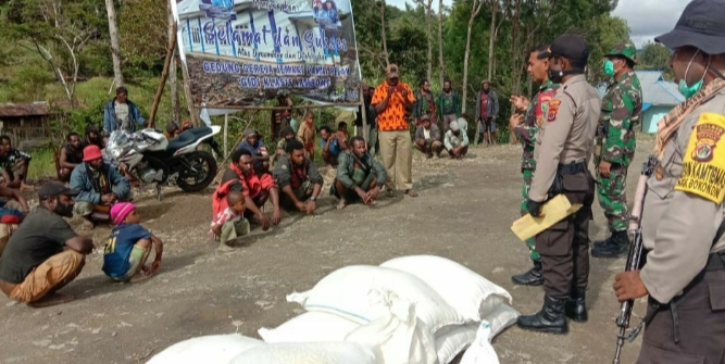TNI-Polri Kawal Pendistribusian Bama di Tolikara