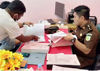 Tersangka Pengrusakan Kantor Bupati Waropen di Serahkan Ke Kejati