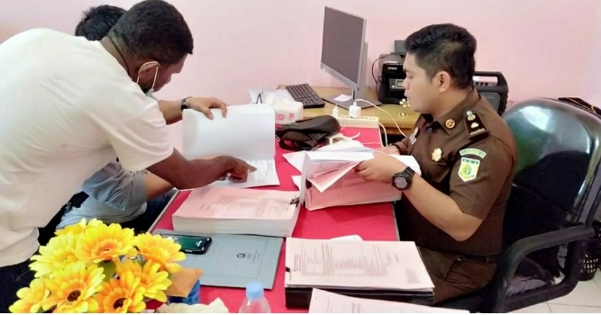 Tersangka Pengrusakan Kantor Bupati Waropen di Serahkan Ke Kejati