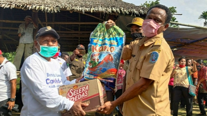 Bupati Jayapura Salurkan Bama dan Uang 100jt
