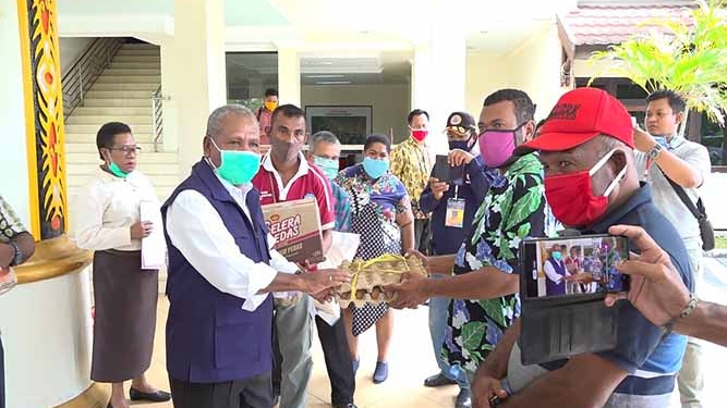 Warga Kehiran dan Toware Korban Pertikaian Terima Bantuan Pemda Jayapura