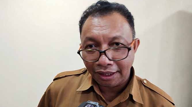 Gunakan Jas Hujan, Petugas Capil Layani Masyarakat