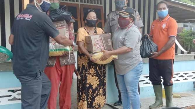 Masyarakat di Distrik Sentani Barat Terima Paket Sembako