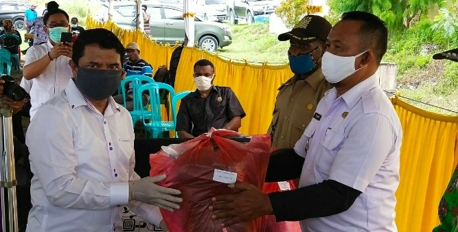 Bupati Keerom Salurkan Bantuan Bama ke 19ribu KK