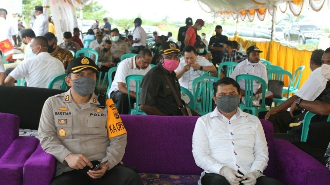 Polisi Kawal Penyaluran Bantuan Dari Pemda Keerom