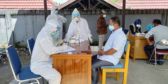 DPRD Yapen dan Staf Jalani Rapid Test