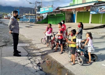 Zona Merah, Anak-anaknya Masih Bermain di Jalan