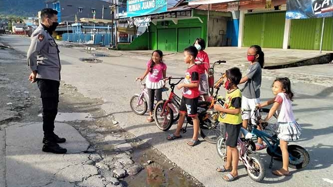 Zona Merah, Anak-anaknya Masih Bermain di Jalan