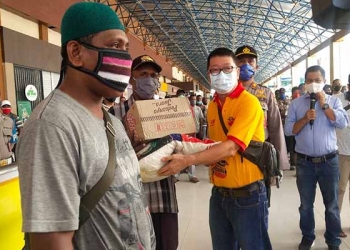 Pekerja Jasa di Bandara Sentani Terima Paket Sembako Dari Permabudhi