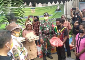 Wagub Papua Kembali Serahkan Bansos Warga Terdampak COVID-19
