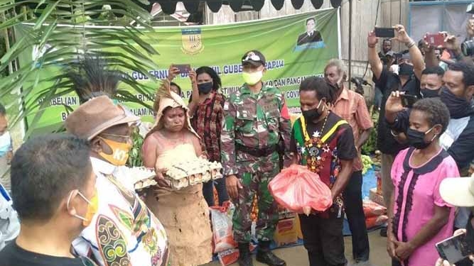 Wagub Papua Kembali Serahkan Bansos Warga Terdampak COVID-19