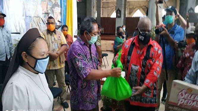Wagub Papua Serahkan Bansos Ke Tokoh Agama